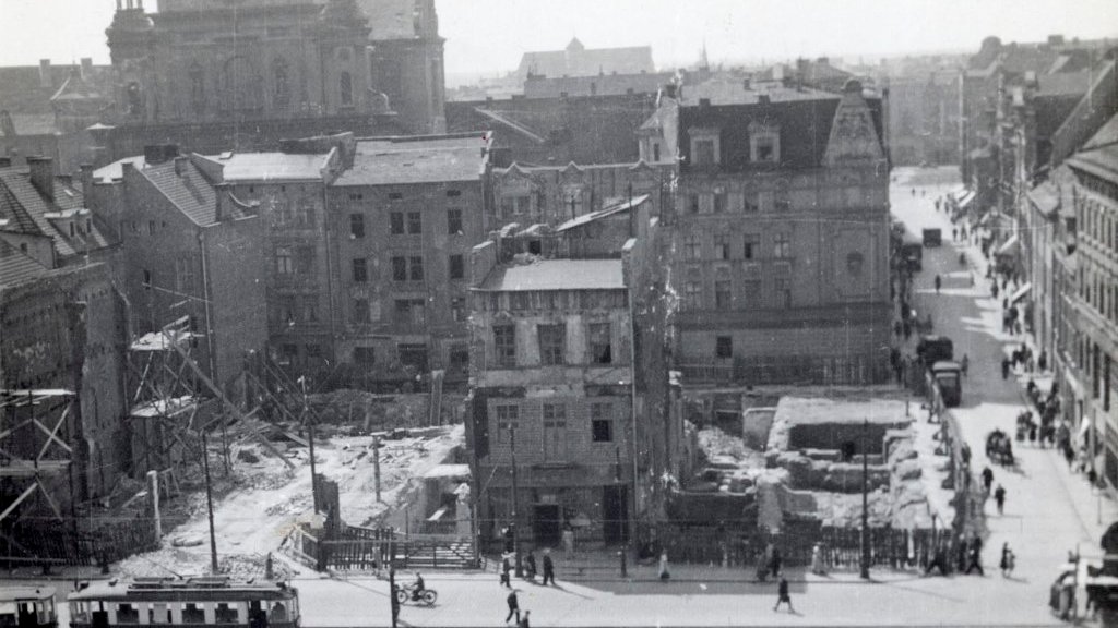 Zniszczenia wojenne na Starym Rynku, fot. cyryl.poznan.pl