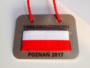 Biało-czerwone bieganie i uśmiechnięta flaga