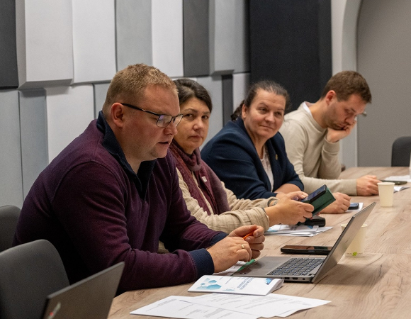 cztery osoby przy stole konferencyjnym, dwie kobiety i dwóch mężczyzn