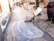 Drogowcy myją chodniki