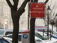 Jeździsz elektrykiem? Za parkowanie nie płacisz, ale lepiej go zgłoś