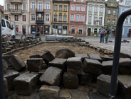 Kładą kostkę brukową na Starym Rynku - na próbę
