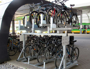 Kolejny dwupoziomowy stojak na rowery