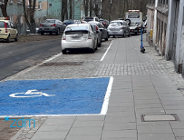 Miejsca dla niepełnosprawnych w strefie parkowania