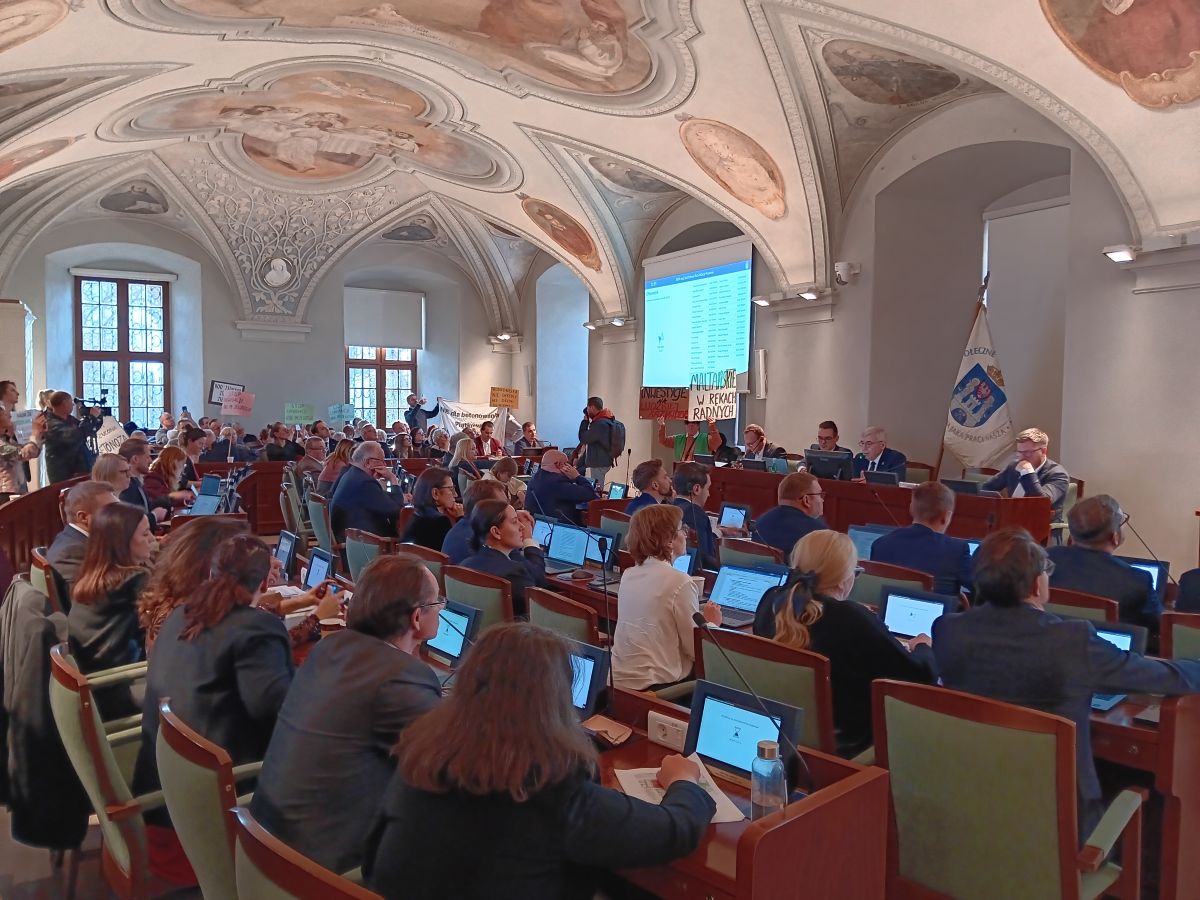 radne i radni obradują w sali sesyjnej - więcej w treści artykułu - grafika artykułu