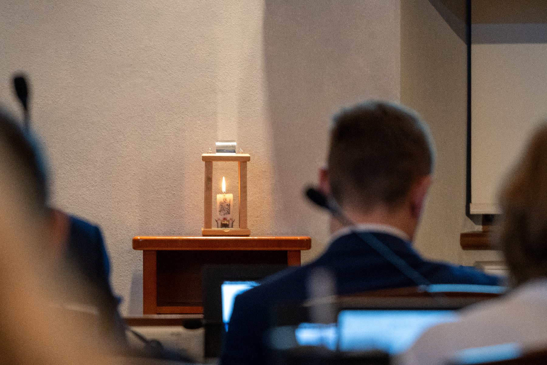 Zdjęcie przedstawia lampion w sali sesyjnej. - grafika artykułu