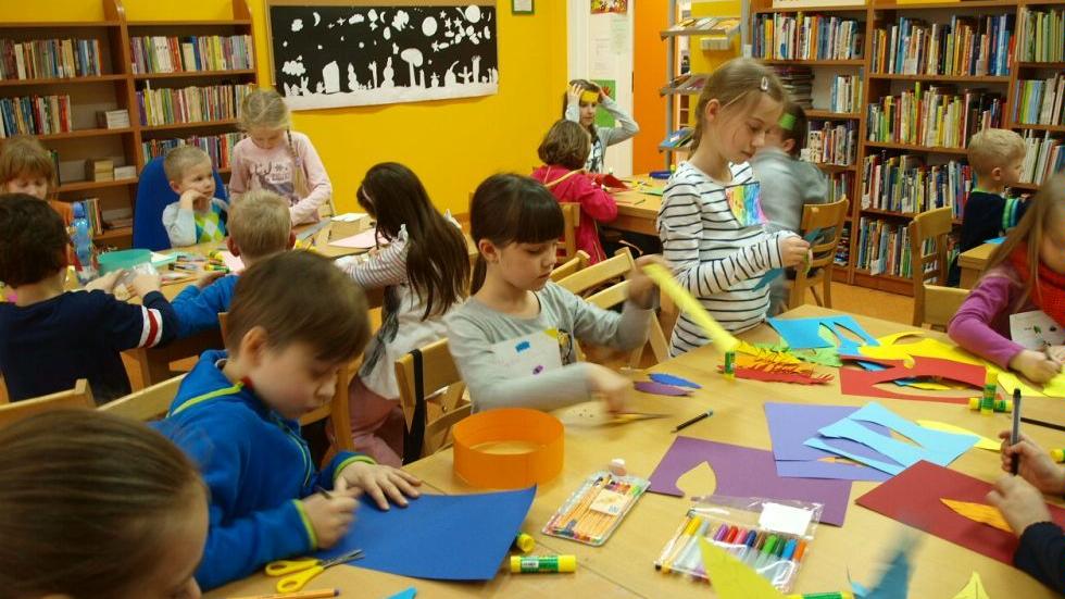 Warsztaty w ramach zeszłorocznej Zimy z książką w filiach Biblioteki Raczyńskich fot. materiały organizatorów - grafika artykułu