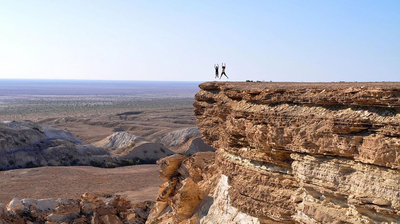 Ubezkistan - klify nad brzegami wysychającego Jeziora Aralskiego - kiedyś to tutaj był brzeg jeziora. Fot. z archiwum Anny Kautz - grafika artykułu