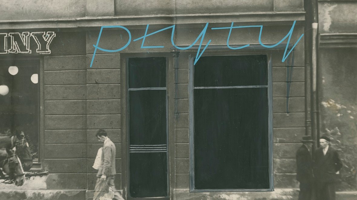 Wizualizacja neonu Płyty nad sklepem przy ul. Dzierżyńskiego 5 (obecnie ul. Półwiejska) na fotografii z lat 60. XX w.