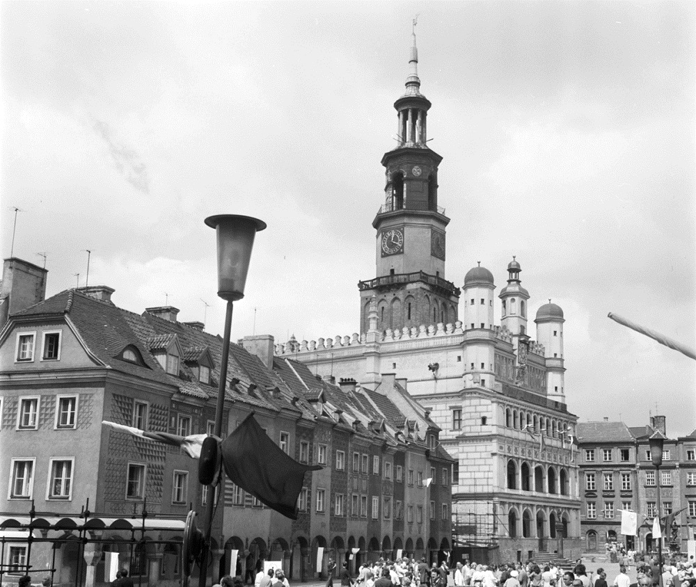 Stary Rynek, przełom lat 60. i 70. XX w. fot. S. Wiktor / cyryl.poznan.pl - grafika artykułu
