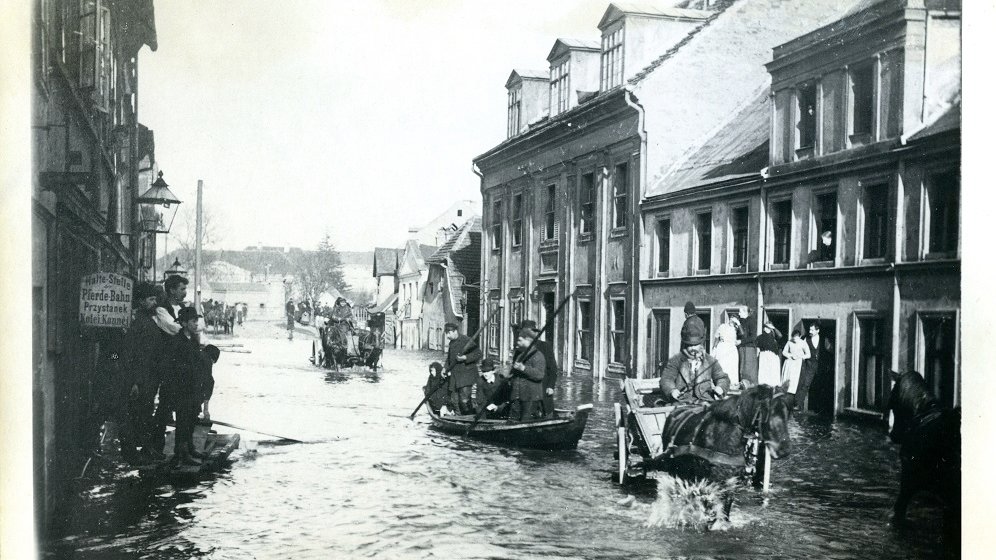 Ulica Chwaliszewo w czasie powodzi w 1888 roku, ze zbiorów MKZ