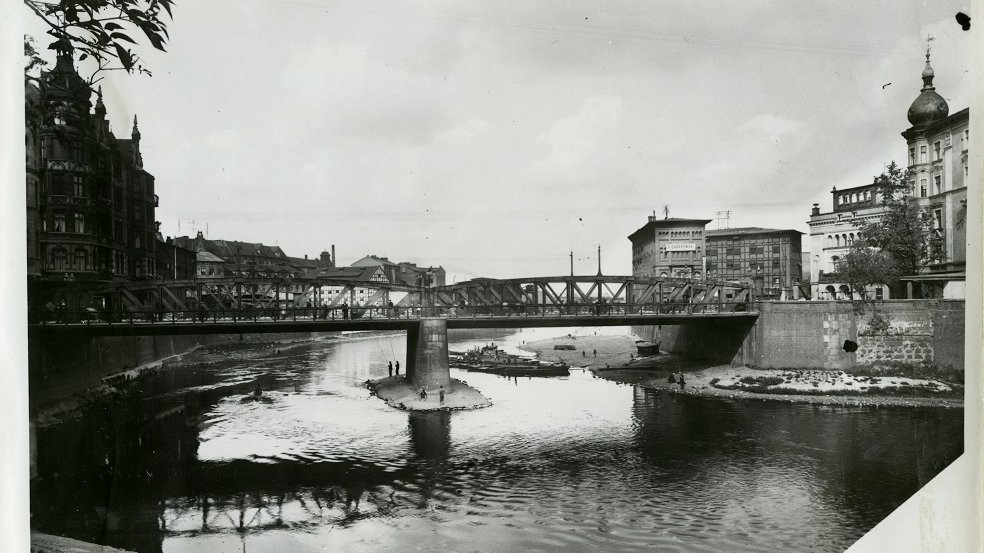 Most Chwaliszewski, z prawej zabudowania Chwaliszewa, 1939 rok, ze zbiorów MKZ
