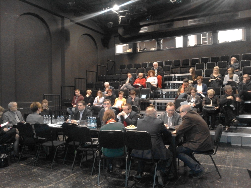 Komisja Kultury i Nauki obradowała na scenie Malarni Teatru Polskiego w Poznaniu - grafika artykułu