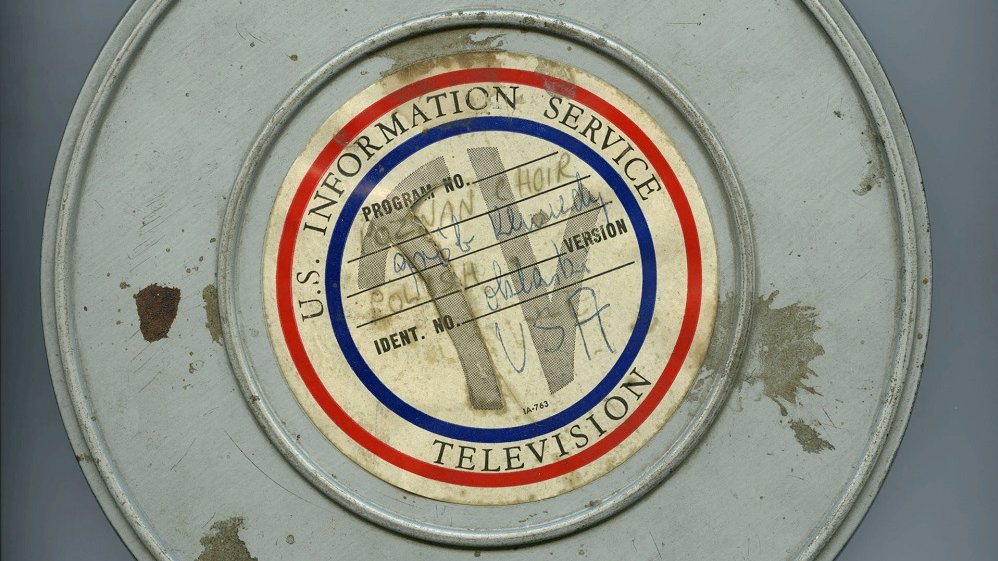 Pudełko archiwalnego filmu z tournee chóru Stuligrosza w USA w 1963 roku