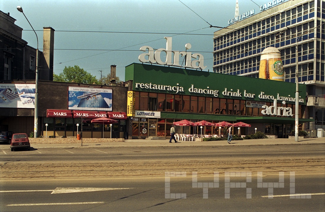 Restauracja Adria sąsiadująca z pawilonem dyrekcji MTP, 1997 r., fot. Jerzy Miecznikowski - grafika artykułu