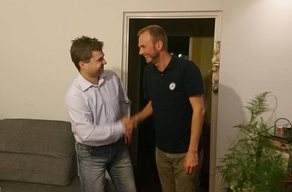 Stary Prezes Paweł Sowa gratuluje nowemu Prezesowi Arkadiuszowi Borkowskiemu objęcia sterów nad IdP - grafika artykułu