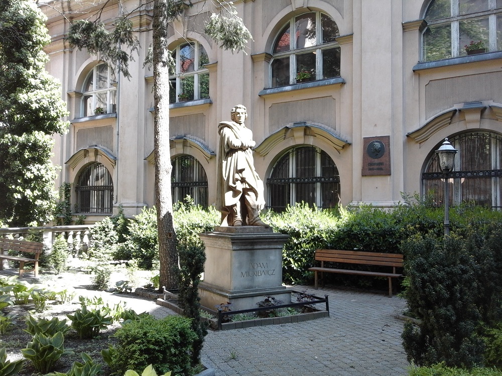 Pomnik Adama Mickiewicza na dziedzińcu przed budynkiem PTPN (fot. M. Malinowski) - grafika artykułu