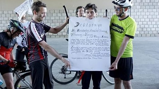 Kapitanowie drużyn: Tomasz Wierzbicki (Świerczewo) i Paweł Sowa (Naramowice) ze wspólną deklaracją, fot. Piotr Kubiak