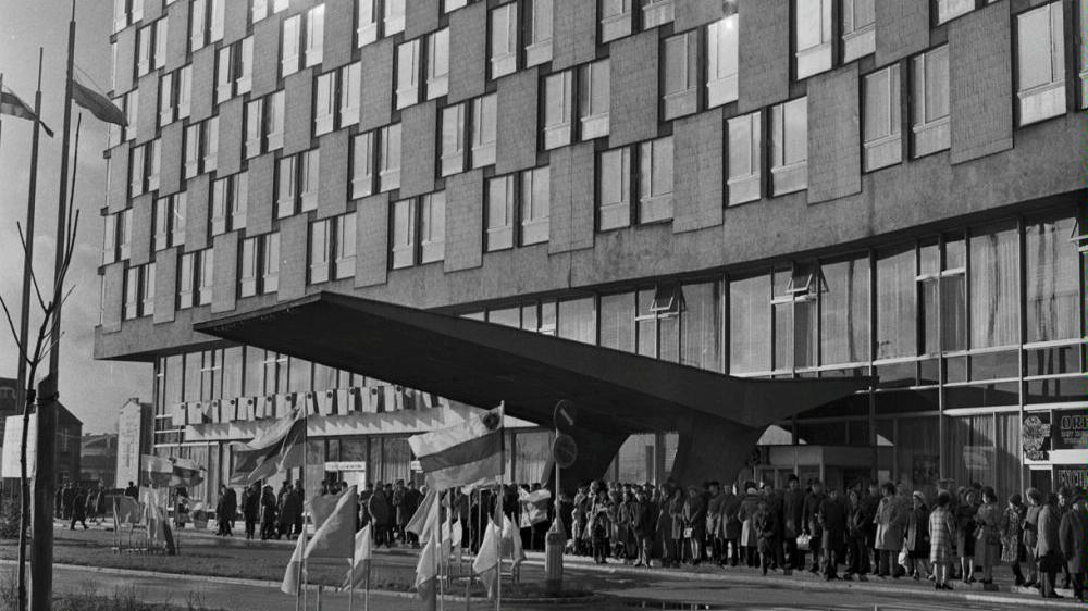 Hotel Merkury, początek lat 70. XX w. fot. S. Wiktor / cyryl.poznan.pl - grafika artykułu