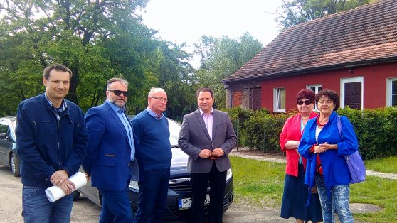 Spotkanie przedstawicieli ZKZL i rady osiedla Świerczewo obok jednego z baraków przy ul. Opolskiej, fot. Swierczewo.poznan.pl