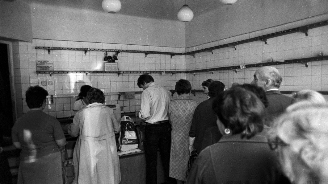 Puste półki w sklepie mięsnym na Jeżycach, lata 80., fot. S. Wiktor/CYRYL
