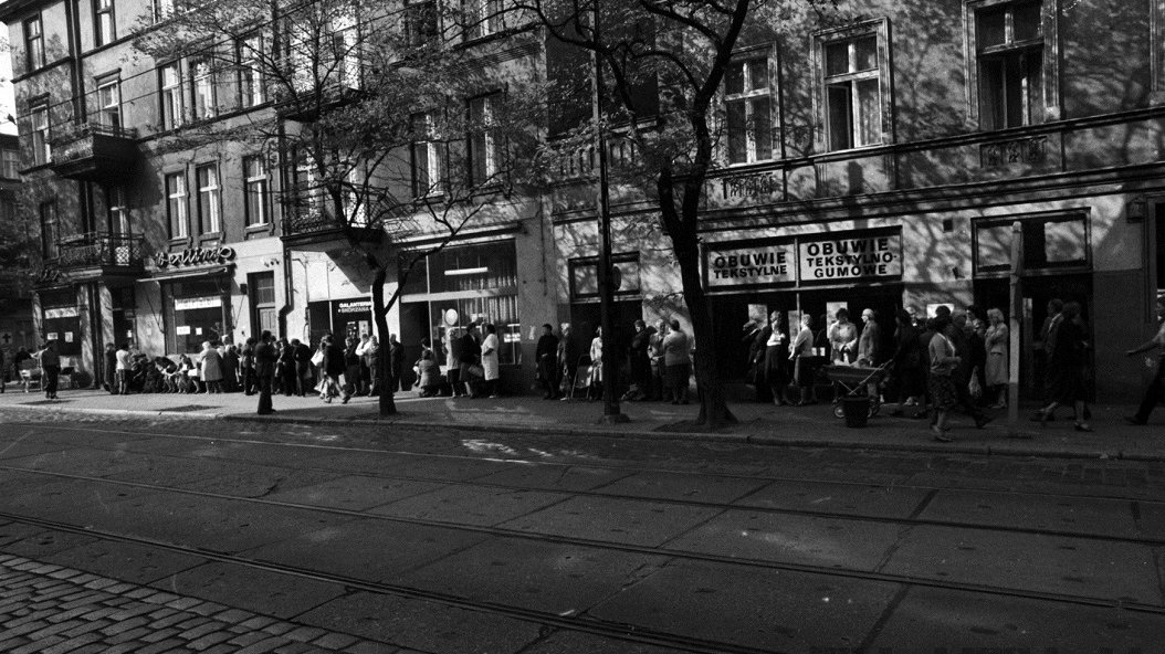 Kolejka na ul. Kraszewskiego, lata 80., fot. S. Wiktor/CYRYL