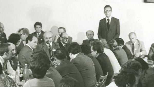 Spotkanie w siedzibie KW PZPR z dziennikarzami czasopism komunistycznych. Przemawia sekretarz Komitetu Wojewódzkiego Bogdan Gawroński, fot. S. Wiktor / cyryl.poznan.pl - grafika artykułu