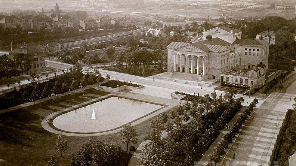 Teatr Miejski (dzisiaj Opera) i park z fontanną w widoku z wieży zamku cesarskiego, w głębi po lewej stronie zabudowania Jeżyc, 1911 r.