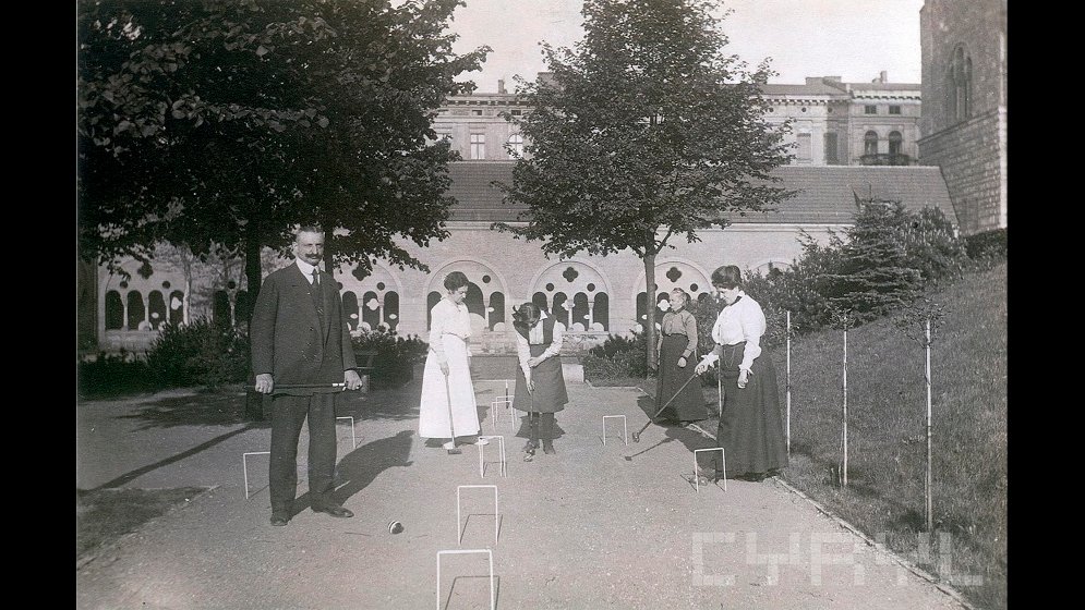 Kasztelan Joseph Latzel, Elisabeth Latzel (jego żona), Katharina Bode (teściowa kasztelana), jego córka Katharina i szwagierka Hedwig Bode w czasie gry w krykieta w ogrodzie zamku cesarskiego, 1911 r.