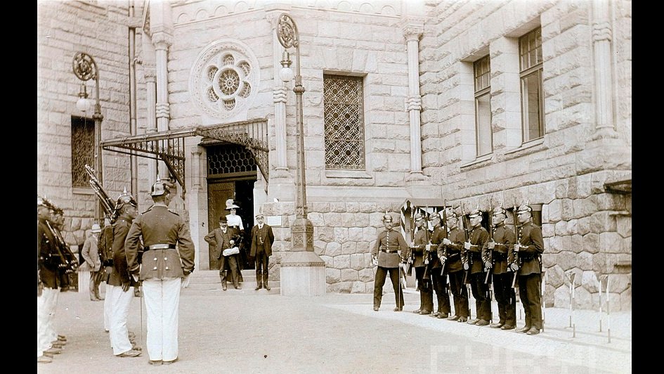 Zmiana warty na dziedzińcu zamku cesarskiego, 1911 r.