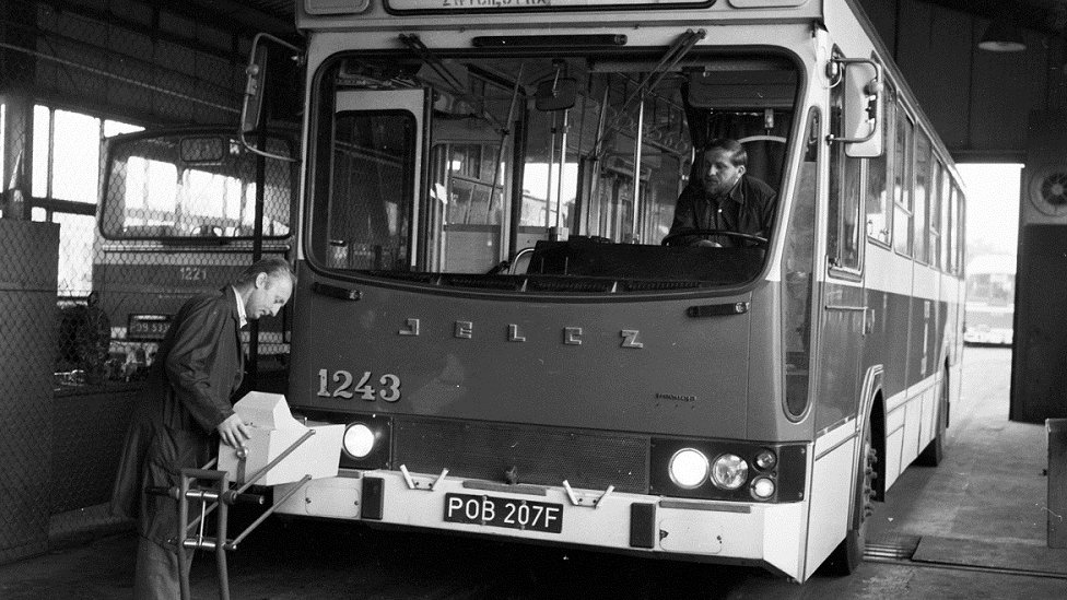 Pracownicy w zajezdni autobusowej WPK (obecnie MPK Poznań)