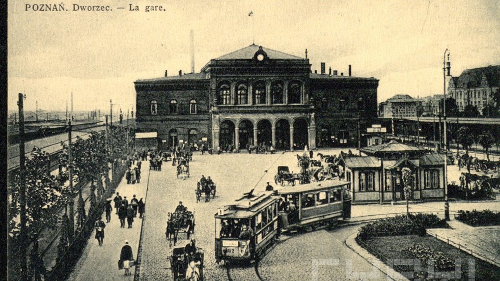 Plac przed Dworcem Głównym w dwudziestoleciu międzywojennym