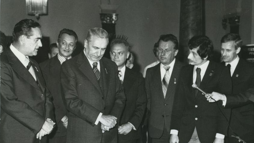 W Auli UAM Edward Gierek ogląda makietę nowego ośrodka uniwersyteckiego, z lewej rektor UAM prof. Benon Miśkiewicz (fot. S. Wiktor)