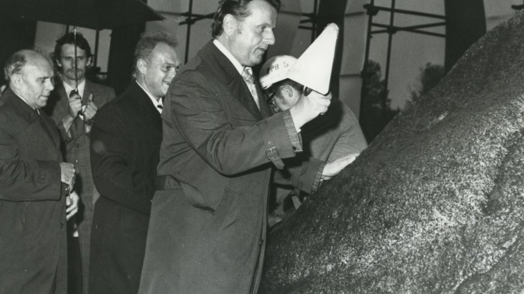 Jerzy Zasada, I sekretarz KW PZPR, wmurowuje akt erekcyjny pod nowy kompleks uniwersytecki na Morasku (fot. S. Wiktor)