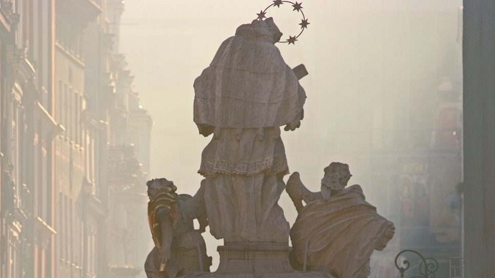 Początek spaceru przy figurze św. Jana Nepomucena na Starym Rynku, fot. Poznan Film Commission