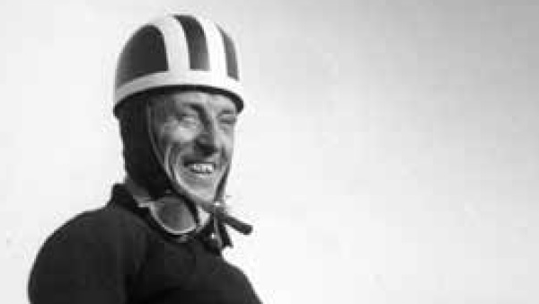 Mieloch na rękach kibiców po wyścigu o XI Złoty Kask, 1950 r.