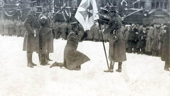 Gen. Dowbor-Muśnicki wręcza sztandar chorążemu 1 pułku Strzelców Wielkopolskich, 26 stycznia 1919 r. Ze zbiorów Wielkopolskiego Muzeum Niepodległości w Poznaniu