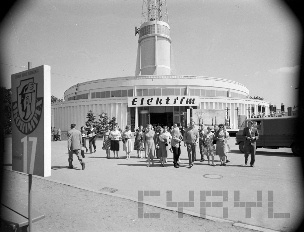 Goście zwiedzający XXX Międzynarodowe Targi Poznańskie, czerwiec 1961, fot. Janusz Korpal, właściciel: MTP, zdjęcie na portali cyryl.poznan.pl - grafika artykułu