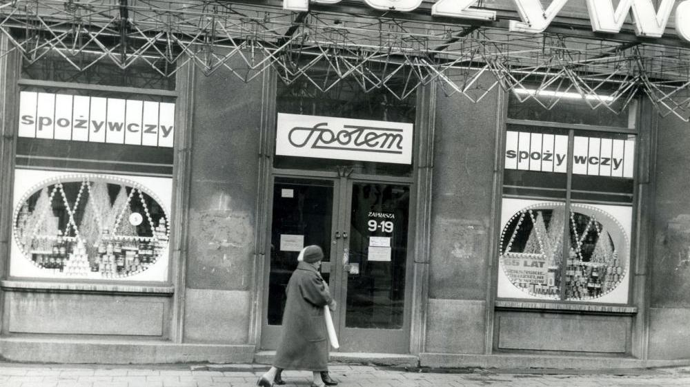wiąteczne dekoracje w witrynach sklepu spożywczego PSS Społem nr 5 przy pl. Wolności, 1984 r., fot. Z. Ceglarek, ze zb. PSS Społem/CYRYL - grafika artykułu