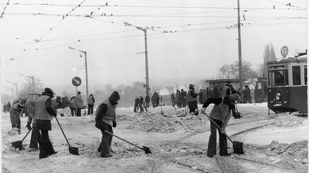 Odśnieżanie Mostu Teatralnego, 2.01.1979 r., fot. archiwum KMP - grafika artykułu