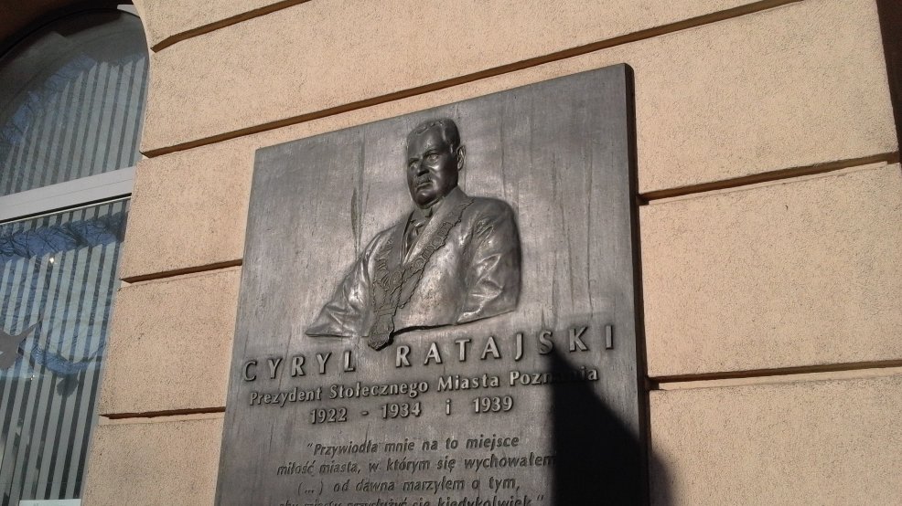 Tablica upamiętniająca Cyryla Ratajskiego, na ścianie kamienicy przy placu jego imienia