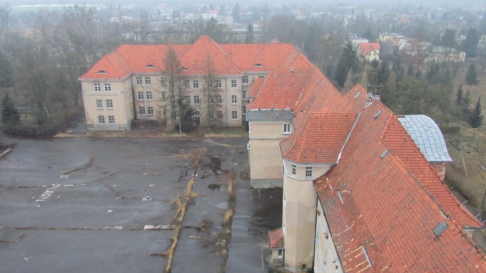 Dawne koszary na Ławicy, za budynkami powstaje nowe Muzeum Broni Pancernej, fot. Mateusz Malinowski