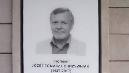 Tablica upamiętniające prof. Józefa Tomasza Pokrzywniaka, fot. PTPN