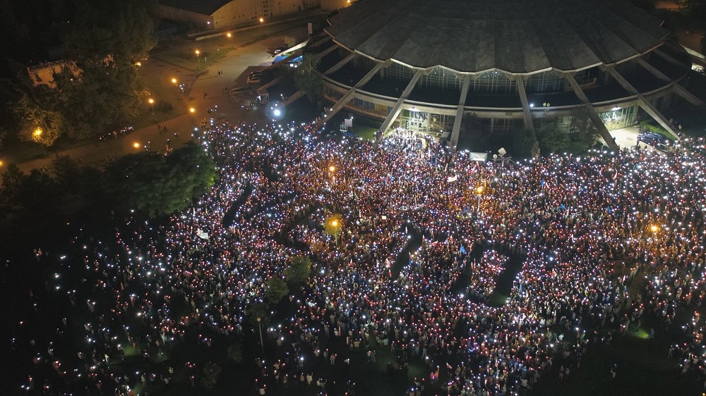Fot. Łańcuch światła - Poznań - grafika artykułu