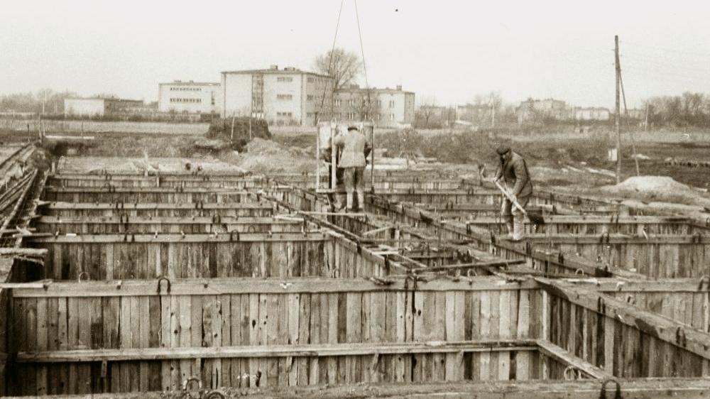 Betonowanie ścian piwnic pierwszego budynku mieszkalnego w Nowej Dzielnicy Mieszkaniowej "Rataje" (koniec 1966 r.), fot. z archiwum Kroniki Miasta Poznania - grafika artykułu