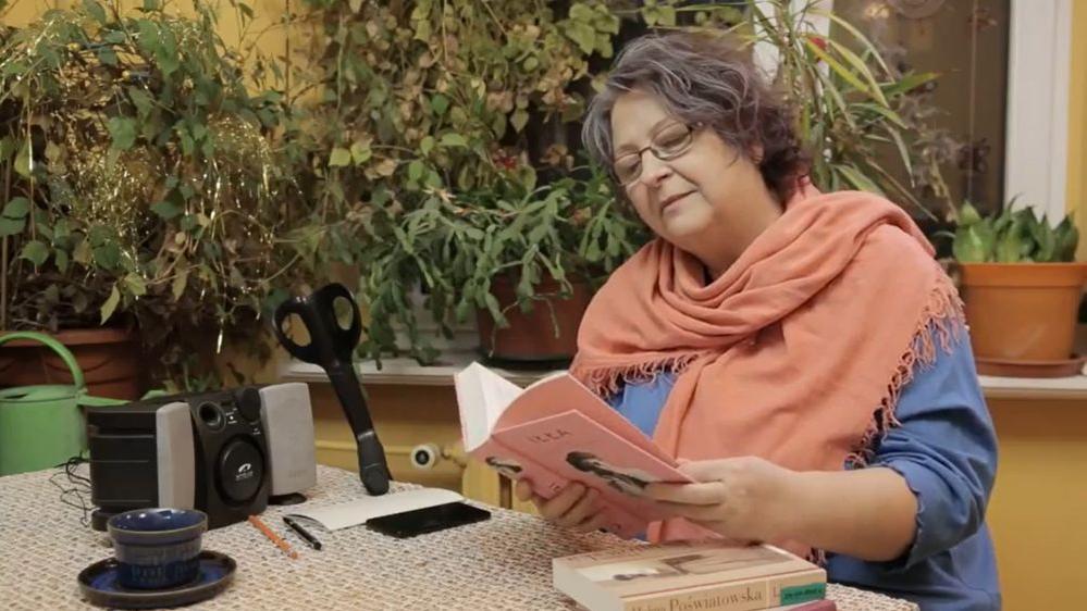 Kadr z filmu "Książka dla Seniora w Bibliotece Raczyńskich"/ fot. materiały Biblioteki Raczyńskich - grafika artykułu