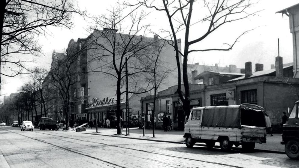 Ulica Jarosława Dąbrowskiego (obecnie Jana Henryka Dąbrowskiego) i brama prowadząca do kina Rialto, lata 70. XX w. (fot. archiwum kina Rialto) - grafika artykułu