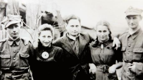 Noach Lasman (pierwszy z prawej) jako żołnierz II Armii Wojska Polskiego z żydowskimi przyjaciółmi, Łosice 1944