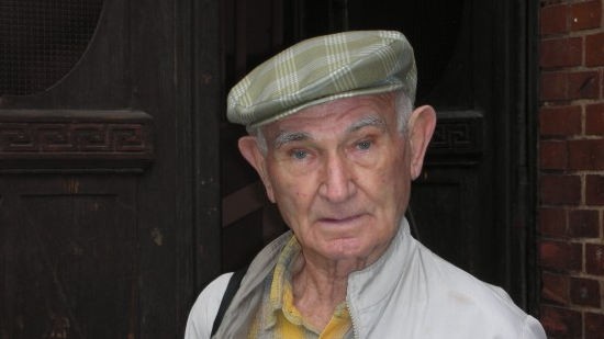 Noach Lasman przed drzwiami budynku Gminy Żydowskiej w Poznaniu, 2006 rok