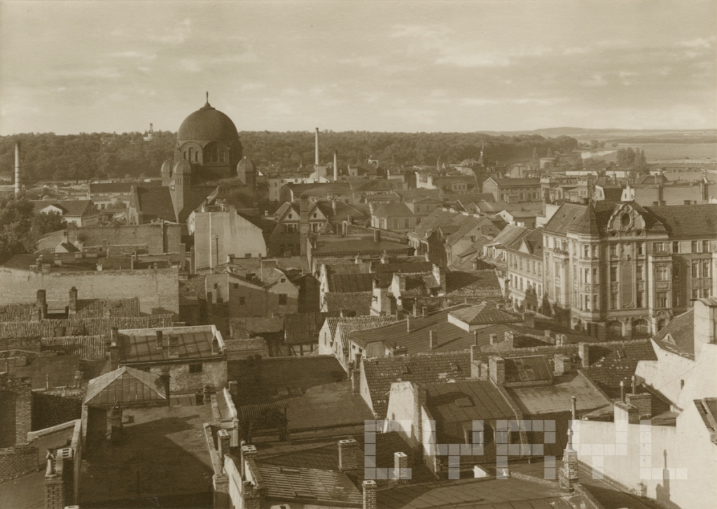 Widok z wieży ratuszowej na Stare Miasto (1930), w tle wieża budynku Syangogi, fot. Roman Stefan Ulatowski, cyryl.poznan.pl - grafika artykułu